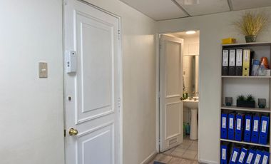 ARRIENDO OFICINA 28M2, DOS PRIVADOS ,ESTACIONAMIENTO, EN LAS CONDES METRO MANQUEHUE
