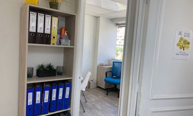 ARRIENDO OFICINA 28M2, DOS PRIVADOS ,ESTACIONAMIENTO, EN LAS CONDES METRO MANQUEHUE