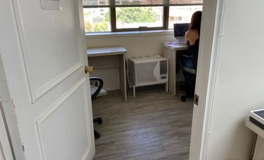 ARRIENDO OFICINA 28M2, DOS PRIVADOS ,ESTACIONAMIENTO, EN LAS CONDES METRO MANQUEHUE