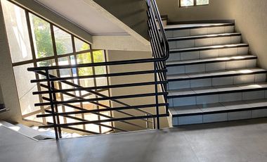ARRIENDO OFICINA 28M2, DOS PRIVADOS ,ESTACIONAMIENTO, EN LAS CONDES METRO MANQUEHUE