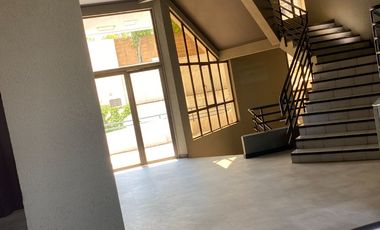 ARRIENDO OFICINA 28M2, DOS PRIVADOS ,ESTACIONAMIENTO, EN LAS CONDES METRO MANQUEHUE