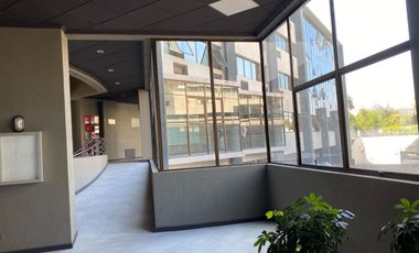 ARRIENDO OFICINA 28M2, DOS PRIVADOS ,ESTACIONAMIENTO, EN LAS CONDES METRO MANQUEHUE