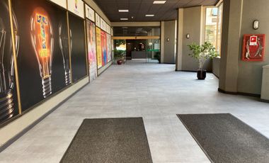 ARRIENDO OFICINA 28M2, DOS PRIVADOS ,ESTACIONAMIENTO, EN LAS CONDES METRO MANQUEHUE