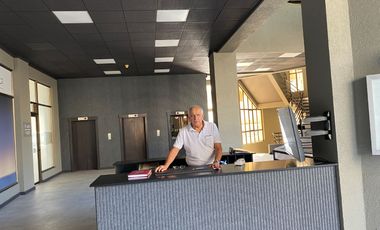 ARRIENDO OFICINA 28M2, DOS PRIVADOS ,ESTACIONAMIENTO, EN LAS CONDES METRO MANQUEHUE