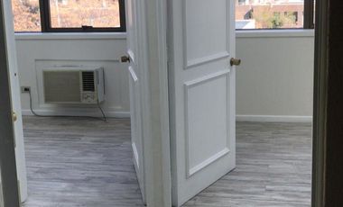 ARRIENDO OFICINA 28M2, DOS PRIVADOS ,ESTACIONAMIENTO, EN LAS CONDES METRO MANQUEHUE