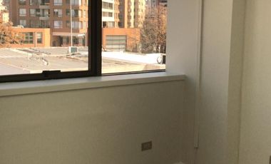 ARRIENDO OFICINA 28M2, DOS PRIVADOS ,ESTACIONAMIENTO, EN LAS CONDES METRO MANQUEHUE