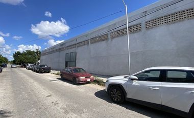 Bodega comercial en renta en Mérida a un costado de avenida principal