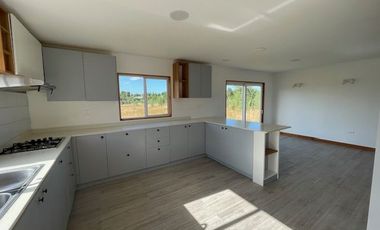 Vende casa con parcela, sector club de campo residencial, Puerto Varas.