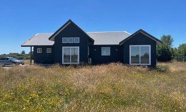 Vende casa con parcela, sector club de campo residencial, Puerto Varas.