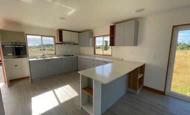 Vende casa con parcela, sector club de campo residencial, Puerto Varas.