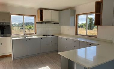 Vende casa con parcela, sector club de campo residencial, Puerto Varas.