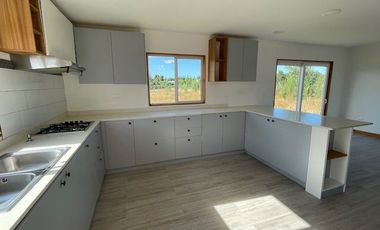 Vende casa con parcela, sector club de campo residencial, Puerto Varas.