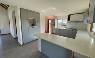 Vende casa con parcela, sector club de campo residencial, Puerto Varas.