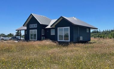 Vende casa con parcela, sector club de campo residencial, Puerto Varas.