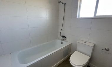 Vende casa con parcela, sector club de campo residencial, Puerto Varas.