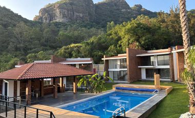 CASA EN VENTA EN  EXCLUSIVO RESIDENCIAL CON ALBERCA EN TLAYACAPAN, MOR.