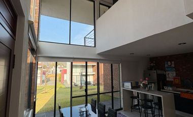 CASA EN VENTA EN  EXCLUSIVO RESIDENCIAL CON ALBERCA EN TLAYACAPAN, MOR.