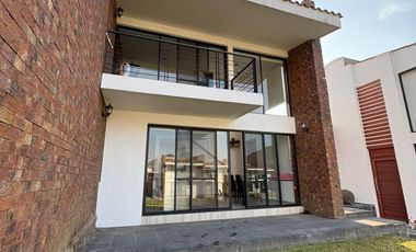 CASA EN VENTA EN  EXCLUSIVO RESIDENCIAL CON ALBERCA EN TLAYACAPAN, MOR.