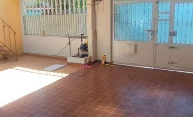 Adquiere esta casa con alto potencial, en Nezahualcóyotl