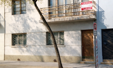 Se vende casa para uso habitacional o comercial en pleno centro de Santiago.-