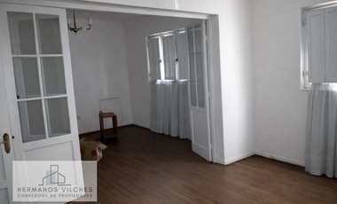 Se vende casa para uso habitacional o comercial en pleno centro de Santiago.-