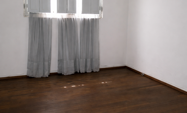 Se vende casa para uso habitacional o comercial en pleno centro de Santiago.-