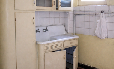 Se vende casa para uso habitacional o comercial en pleno centro de Santiago.-