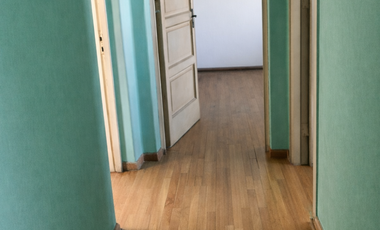 Se vende casa para uso habitacional o comercial en pleno centro de Santiago.-