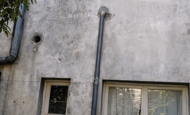 Se vende casa para uso habitacional o comercial en pleno centro de Santiago.-