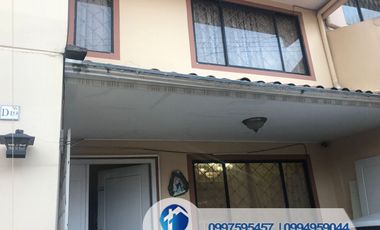 Venta de Casa de 4 Habitaciones, Sector Racar, Cerca de Plaza Racar, Cuenca