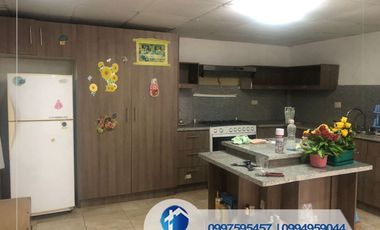 Venta de Casa de 4 Habitaciones, Sector Racar, Cerca de Plaza Racar, Cuenca