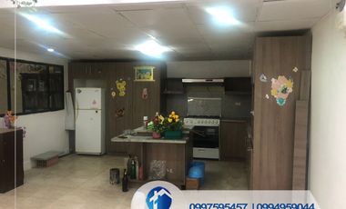 Venta de Casa de 4 Habitaciones, Sector Racar, Cerca de Plaza Racar, Cuenca