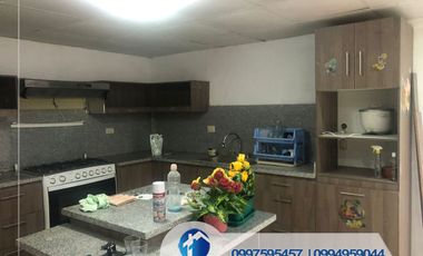 Venta de Casa de 4 Habitaciones, Sector Racar, Cerca de Plaza Racar, Cuenca
