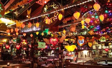 2 Locales en Gran Estación (Esfera) – Rentando con Andrés Carne de Res