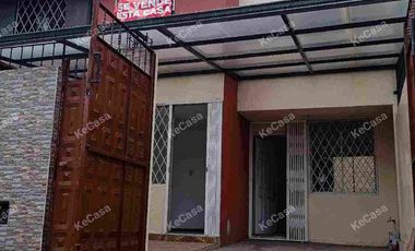 CASA-VENTA! 90m2 a 5mnts Terminal Quitumbe,pertenece a conjunto, a pasos de Av Mariscal Sucre diagonal a Fundeporte. SECTOR LAS CUADRAS