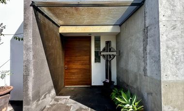 LAS CAÑADAS CASA CON ALBERCA, AMPLIAS TERRAZAS, JARDINES Y BONITAS VISTAS.