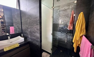 LAS CAÑADAS CASA CON ALBERCA, AMPLIAS TERRAZAS, JARDINES Y BONITAS VISTAS.