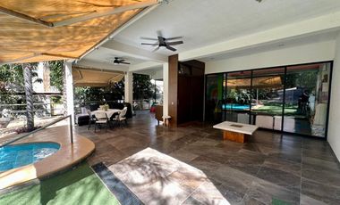 LAS CAÑADAS CASA CON ALBERCA, AMPLIAS TERRAZAS, JARDINES Y BONITAS VISTAS.