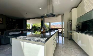 LAS CAÑADAS CASA CON ALBERCA, AMPLIAS TERRAZAS, JARDINES Y BONITAS VISTAS.