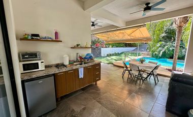 LAS CAÑADAS CASA CON ALBERCA, AMPLIAS TERRAZAS, JARDINES Y BONITAS VISTAS.