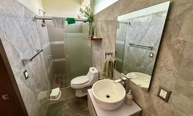 LAS CAÑADAS CASA CON ALBERCA, AMPLIAS TERRAZAS, JARDINES Y BONITAS VISTAS.