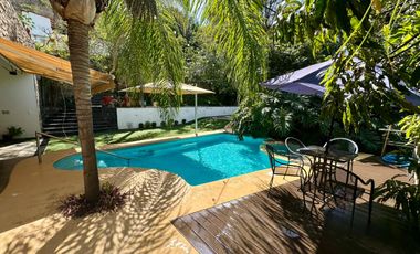 LAS CAÑADAS CASA CON ALBERCA, AMPLIAS TERRAZAS, JARDINES Y BONITAS VISTAS.