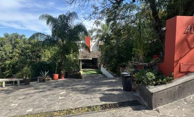 LAS CAÑADAS CASA CON ALBERCA, AMPLIAS TERRAZAS, JARDINES Y BONITAS VISTAS.