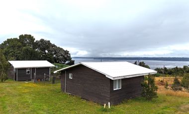 Venta Parcela con 2 Cabañas y Vista al Mar – Panitao, Puerto Montt
