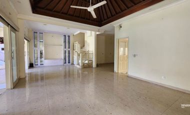 Villa one gate system dijual murah di Nusa Dua.