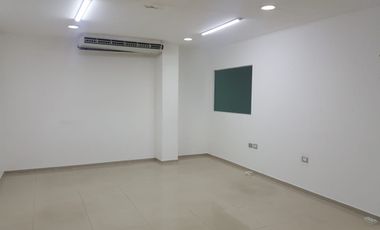 🏡Oficina con bodega en renta en Ciudad del Carmen 📍𝐔𝐛𝐢𝐜𝐚𝐜𝐢ó𝐧: Calle 51A Col. Caleta