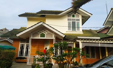 VILLA TINGKAT DUA NYAMAN DAN SEJUK DI KOMPLEK PALM GARDEN, PUNCAK - KAB. CIANJUR (DEKAT DENGAN TAMAN CIBODAS)
