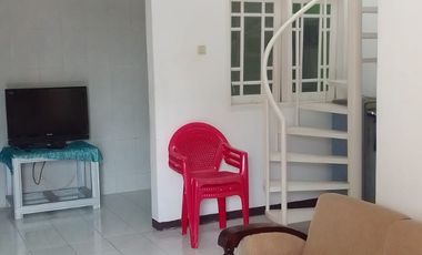 VILLA TINGKAT DUA NYAMAN DAN SEJUK DI KOMPLEK PALM GARDEN, PUNCAK - KAB. CIANJUR (DEKAT DENGAN TAMAN CIBODAS)