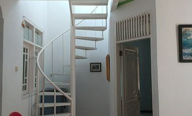 VILLA TINGKAT DUA NYAMAN DAN SEJUK DI KOMPLEK PALM GARDEN, PUNCAK - KAB. CIANJUR (DEKAT DENGAN TAMAN CIBODAS)