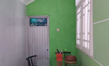 VILLA TINGKAT DUA NYAMAN DAN SEJUK DI KOMPLEK PALM GARDEN, PUNCAK - KAB. CIANJUR (DEKAT DENGAN TAMAN CIBODAS)